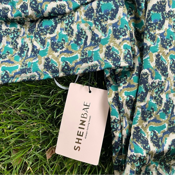 SHEIN Floral Balloon Sleeve Top - Picture 3 of 6